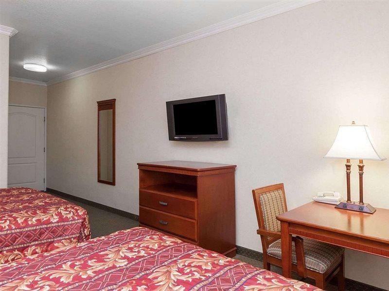 Howard Johnson By Wyndham Bakersfield Exterior foto