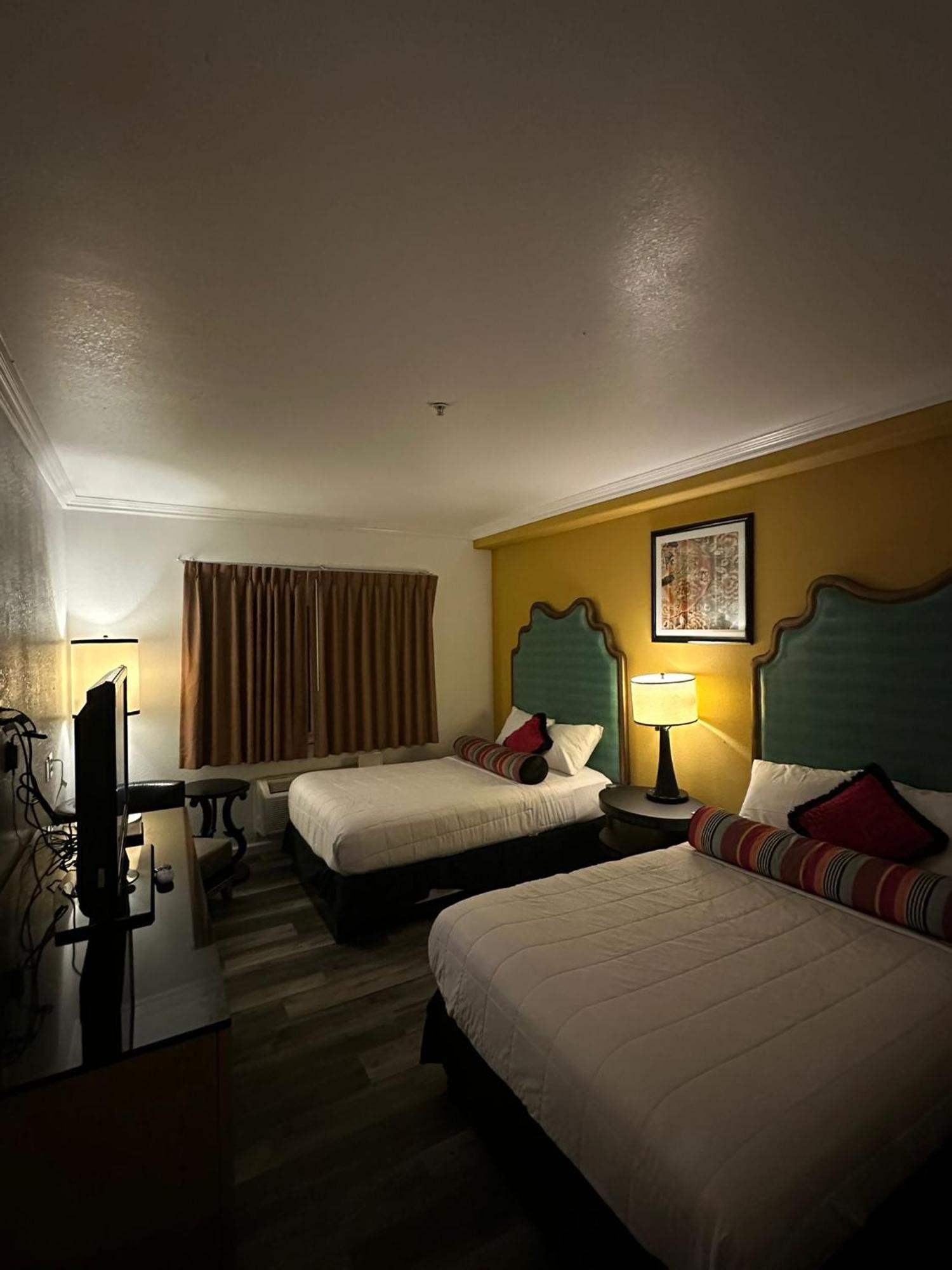 Howard Johnson By Wyndham Bakersfield Exterior foto
