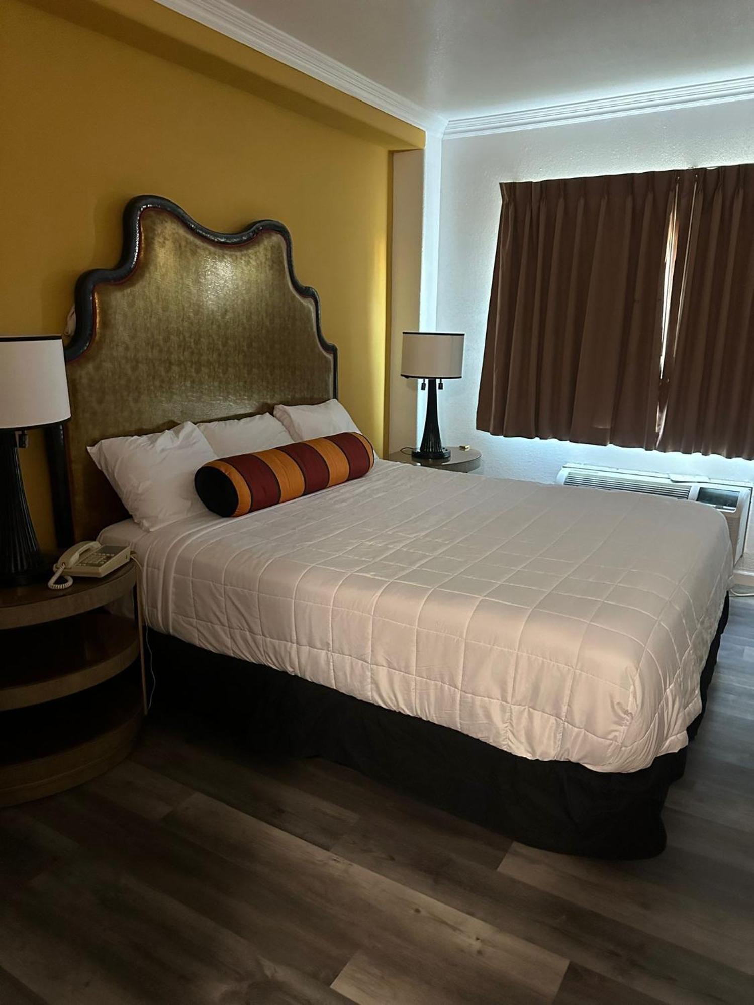 Howard Johnson By Wyndham Bakersfield Exterior foto