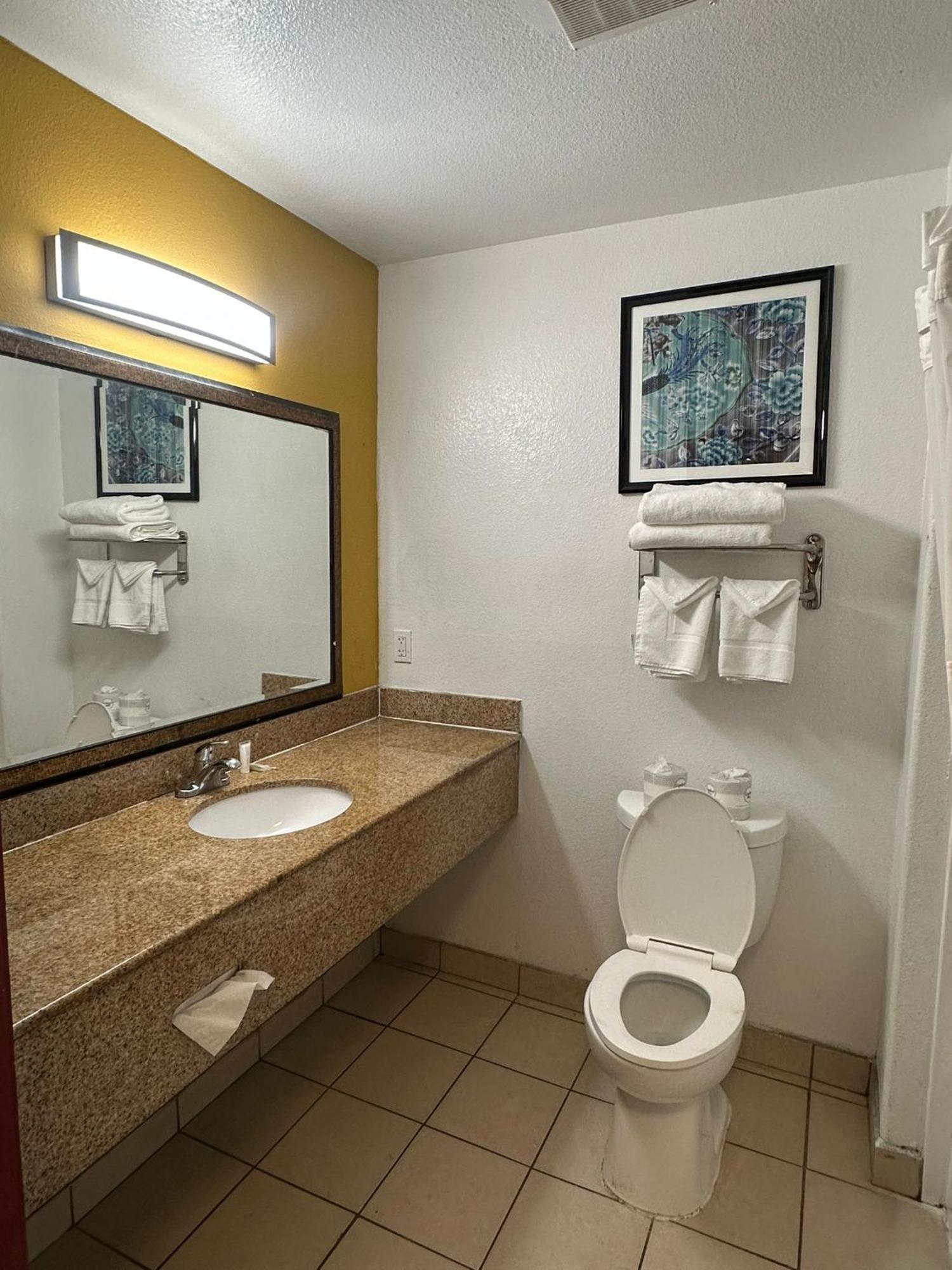 Howard Johnson By Wyndham Bakersfield Exterior foto