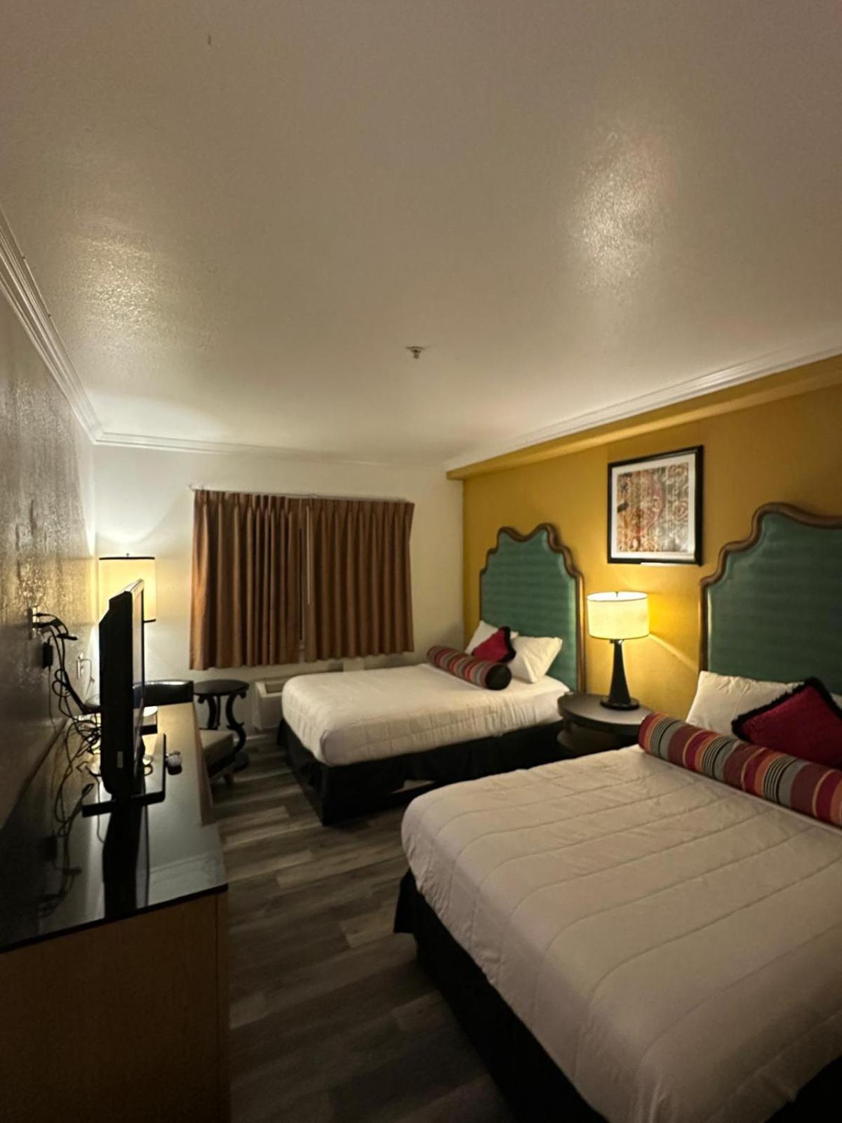 Howard Johnson By Wyndham Bakersfield Exterior foto